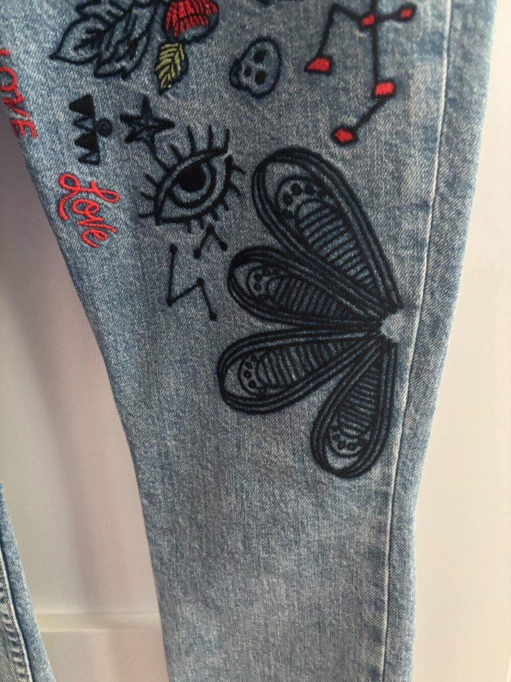 AO LA Alice + Olivia Mid Rise Skinny Jeans Embroidered Size 24 (#108) - Picture 3 of 6